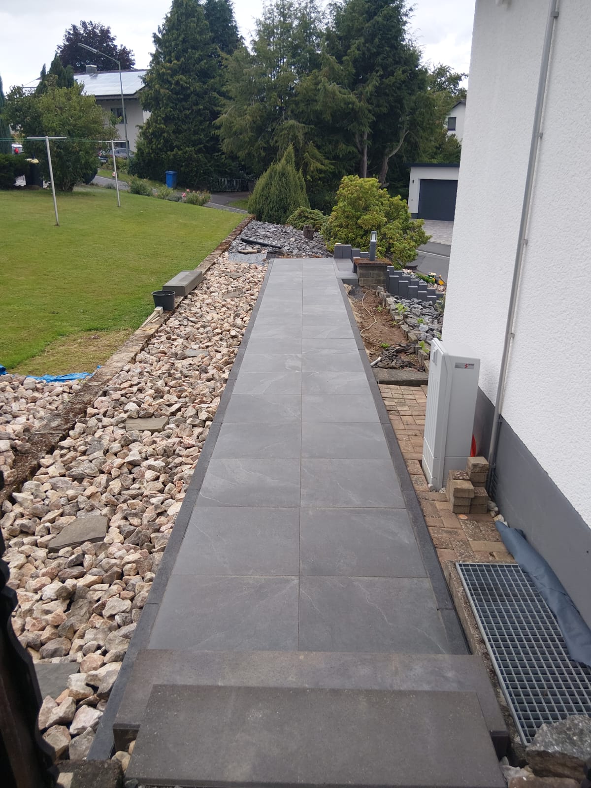 Präzise Fliesenarbeiten im Außenbereich