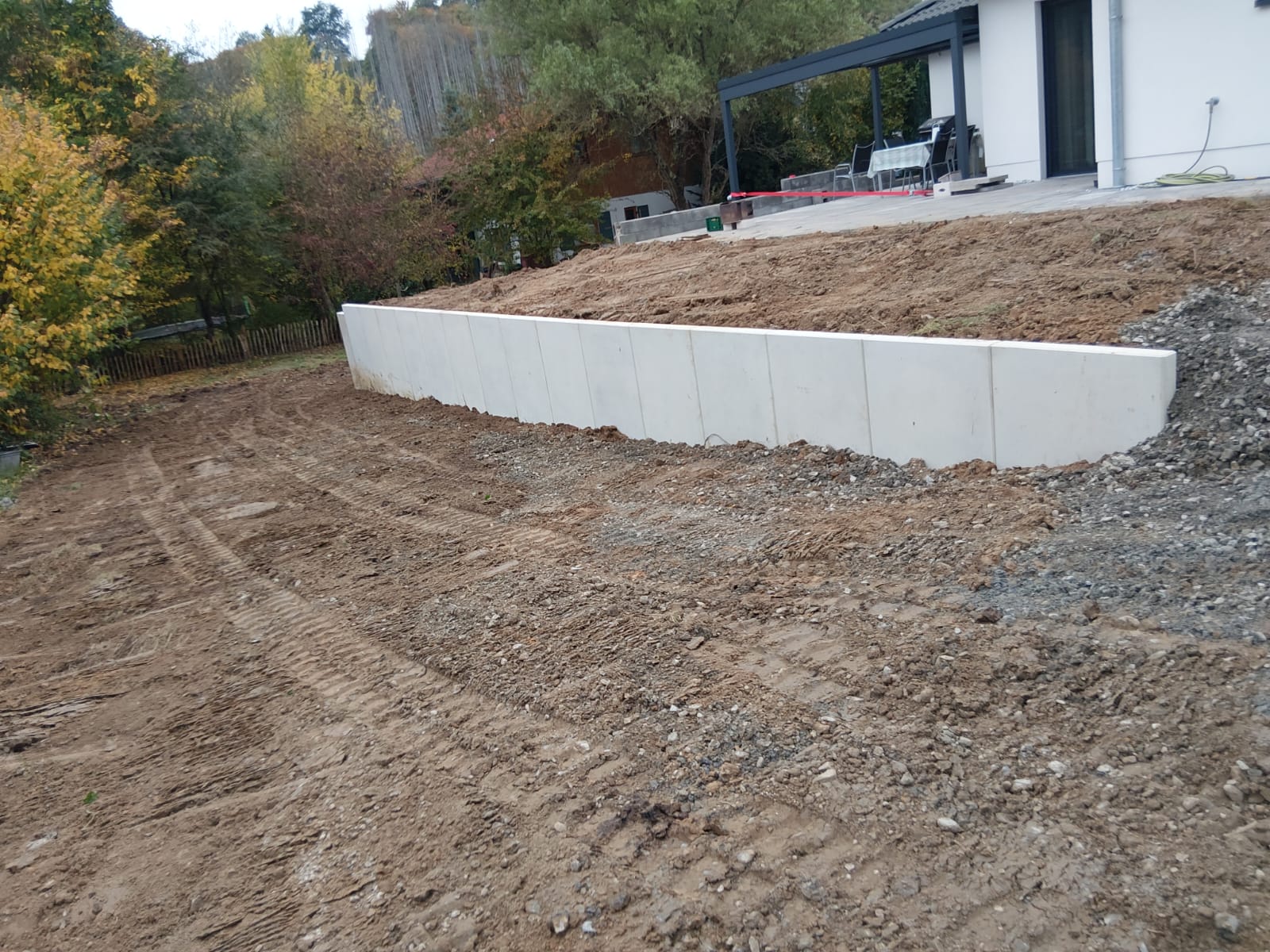 Stabile Steinmauer zur Hangbefestigung