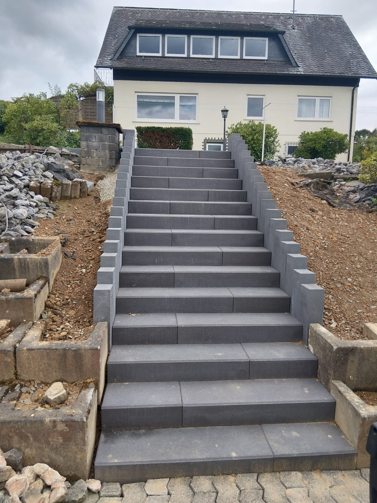 Massive Außentreppe aus Betonstein
